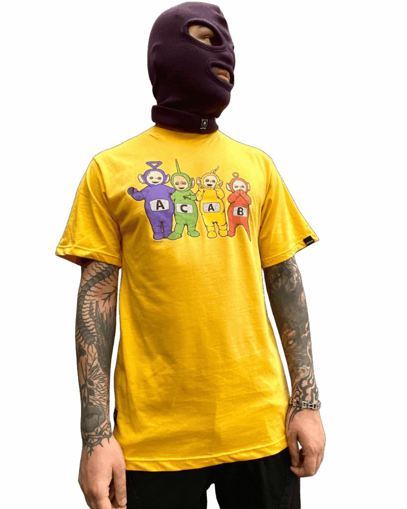 Modelo con camiseta amarilla de los teletubbies y pasamontañas, reflejando la estética disruptiva y contestataria de Dontcare.