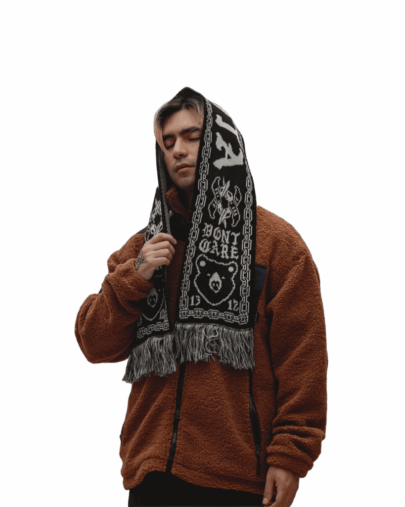 Modelo usando chaqueta oversize con bufanda de diseño exclusivo Dontcare, mostrando el concepto de moda alternativa de la marca.