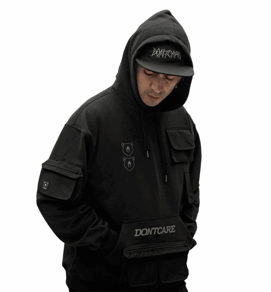 Modelo vistiendo buzo negro con capucha y gorra de la marca Dontcare, representando el estilo urbano y alternativo de la marca.